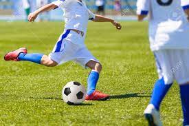 Fußball und corona die em sendet gefährliche bilder in die welt. Spieler Fussball Spielen Fussballspiel Laufende Spieler In Blauen Und Gelben Uniformen Lizenzfreie Fotos Bilder Und Stock Fotografie Image 50563761