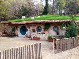 5 Real Life Hobbit Houses You Can Rent Hobbit House Earth Homes Earth Sheltered Homes