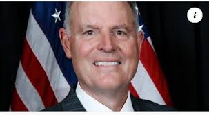 See this gentleman Illinois Republicans? This is Richard Porter of the  Illinois GOP Co-Chair. He is going to announce soon that he is going to run  for Dick Durbin's Senate seat. DON'T