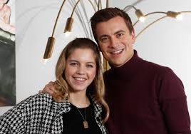 Een nieuw leven emma verdonck. Bab Buelens En Niels Destadsbader Spelen Een Koppel In F C De Kampioenen Het Is Een Voordeel Dat Ik Haar Vriend Al Heel Lang Ken Foto Hln Be