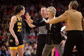 Iowa HC Lisa Bluder explains why she gives Caitlin Clark technical fouls in  practice | Marca