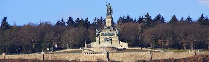 Blick vom rheingau auf das niederwalddenkmal. Niederwalddenkmal Wikipedia