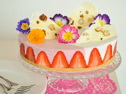 D'altronde si sa, fiori e piante sono una terapia per il. Ricetta Torta Panna E Fragole Con Fiori Dolcidee