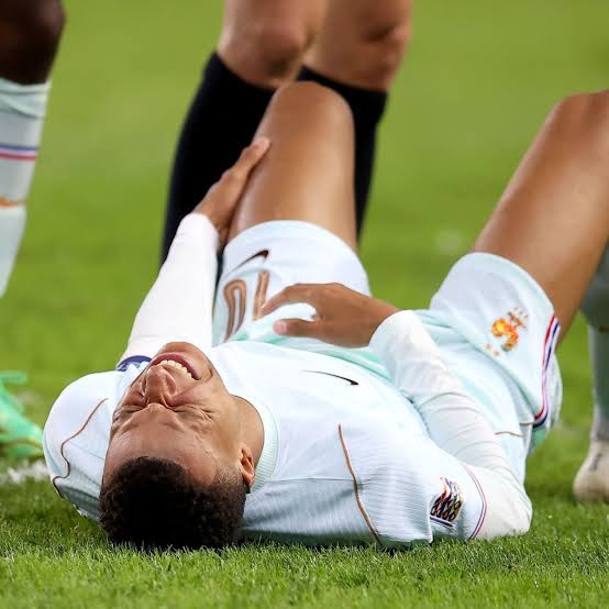 Mbapp&eacute; &eacute; cortado pela Fran&ccedil;a por les&atilde;o no joelho; Zidane admite preocupa&ccedil;&atilde;o | CNN Brasil