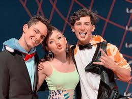 Este domingo yuri puso en aprietos a karol sevilla y a emilio osorio, ya que una de sus apuestas de la noche es que detrás de zombie se encontraba emilio, el hijo de juan osorio, y que la referencia a un corazón roto que había hecho era por su ruptura con la joven cantante. Com Karol Sevilla Fotos Karol Sevilla Karol Sevilla Fotos De Soy Luna