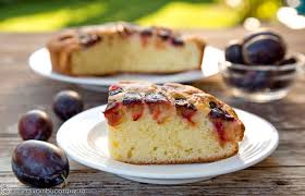 Separat amestecam faina cu amidonul. Prajitura Cu Iaurt Si Prune Diva In Bucatarie