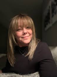 Places people recommend for a gal to go out and grab a drink and wings by  herself. I want to be in a social setting, just not socialize 😅