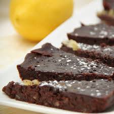 C Est L Ete Il Fait Chaud Et Tu N As Pas Envie D Allumer Le Four Mais Tu As Malgre Tout Tres Tres Envie D Un Gateau Au Chocolat Desserts Food Brownie