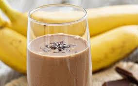 Buvez Cette Boisson Une Heure Avant D Aller Vous Coucher Une Chose Etonnante Va Arriver A Votre Corps Smoothies Au Chocolat Banane Beurre De Cacahuete Smoothies Banane