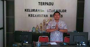 Maybe you would like to learn more about one of these? Beyond The Traveling Mengenal Pekerjaan Pegawai Kelurahan
