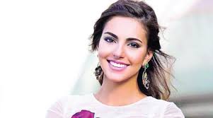 فاليري أبو شقرا من مواليد 25 يناير/ كانون الثاني 1992، ودرست إذاعة وتليفزيون بالجامعة اللبنانية الامريكية، وحصلت على لقب ملكة جمال لبنان، وتزوجت العام الماضي من رجل الأعمال زياد عمار. ÙØ§ÙÙØ±Ù Ø£Ø¨Ù Ø´ÙØ±Ø§ ØµÙØ­Ø© Ø¨Ø§ÙÙØ¯Ø±Ø§ÙØ§ Ø§Ø³ØªØ¨Ø¯Ø§Ù Ø§ÙØµÙØ±Ø©