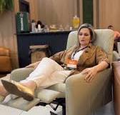 A poltrona em couro legítimo HAUT é simplesmente sensacional:, Ela pode ser  usada com o encosto dobrado, com um design super moderno e elegante., Pode  ser usada com o encosto aberto, apoiando a cabeça ...