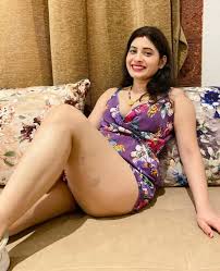Poonam Kashyap na platformě X: „Bhabhi hu isliye koi Re Tweet nhi karta,  warna sab Inbox ne aate the pehle 👄💕 t.cozQPUTf2OS2  t.cosD6D1WIsq0“  X