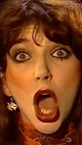 In 2001 Kate made a rare public appearance❤️‍🔥 At the 12th annual Q awards  in London, she received a rapturous welcome and was honored in the category  of classic songwriter by readers