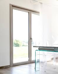 La porte coulissante à galandage ou avec un système en applique est parvenue à se glisser dans toutes les pièces de la maison. Baie Coulissante A Galandage Bois Alu Baies Vitrees Bois Aluminium Cimeal Caib