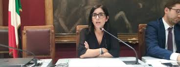 Qui dadone, invece pone in primo piano un paio di décolleté rosse, non certo colore scelto caso essendo simbolo, le scarpe rosse, della lotta contro la violenza alle donne, e invece di un classico. Fabiana Dadone Cuneo5stelle
