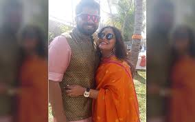 Choricha Mamla New Teaser Out Kshitee Jog As Reel Life Wife Of Real Life Husband Hemant Dhome The theme revolves around the character damini who represents truth and innocence. kshitee jog as reel life wife of real