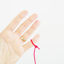 Este hilo nunca desaparece y permanece constantemente atado a sus dedos, a pesar del tiempo y la distancia. El Hilo Rojo Del Destino Unmei No Akai Ito Japonerias