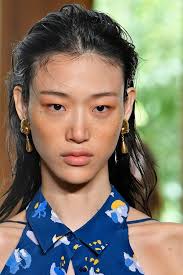 The Top 9 Beauty Trends From The Spring 2019 Runways Top Beauty Products Makeup Trends Cool Hairstyles
