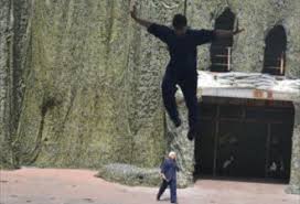 新加坡地铁豪放女主动眼镜男难招架_无忧资讯