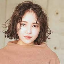 あなたに似合う センター分け を探してみない 長さ別 ヘアカタログ キナリノ ミディアム パーマ 黒髪 ヘアカット 前髪 のばしかけ