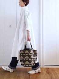 ロングワンピースにあえて重ねる ボトムスと可憐に楽しむ大人のレイヤードスタイル キナリノ 冬 ファッション レディース 30代 シャツ ワンピース 白 冬 ファッション レディース