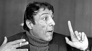 Lise döneminde iken 1940 senesinde bakırköy halkevi'nde tiyatro hayatına başlamıştır. Munir Ozkul Kimdir