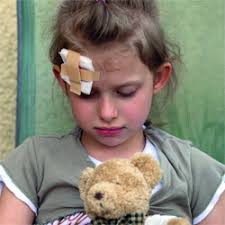 سقوط الطفل على رأسه عواقبه خطيرة حياتنا ملامح الإمارات اليوم