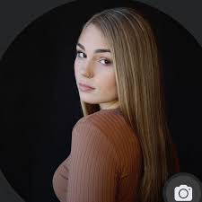 Kendra Wood's Instagram, Twitter & Facebook