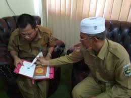 Saya analogikan dengan struktur kalimat yang sama seperti Awas Beredar Al Quran Yang Ganti Isi Surat Al Maidah 51 Fajar