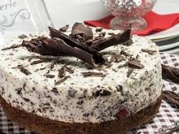 Stracciatella Torte Mit Kirschen Und Leckeren Biskuitboden Rezept Backrezepte Kuchen Stracciatella Kuchen