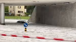 Lokal kam es zu überschwemmungen. Uberschwemmungen Und Schaden Heftige Gewitter Ziehen Uber Die Schweiz