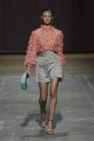 Fashion month showcased a brave new world of digital enterprises, from insta releases, to livestreamed shows, artful videos the look is all about billowing silhouettes that take inspiration from standard poplins reimagined in bright shades of more from fashion week central: Modetrends 2021 Das Sind Die Highlights Und Trends Vom Laufsteg Gala De
