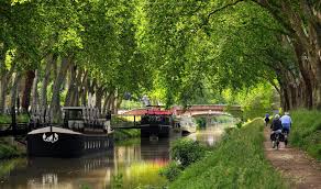 De beaucaire à sète, le canal du rhône à sète relie le rhône au canal du midi sur environ 100 km en traversant camargue et étangs. Canal Du Midi A Velo Electrique Week End Velo Electrique Le Long Du Canal Du Midi Velo France Allibert Trekking