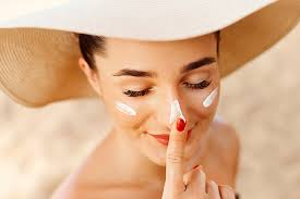 https://www.consoglobe.com/wp-content/uploads/2019/06/creme-solaire-perimee__shutterstock_1376251502.jpg