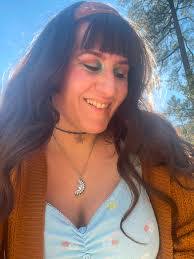 Samantha Parrish's Instagram, Twitter & Facebook