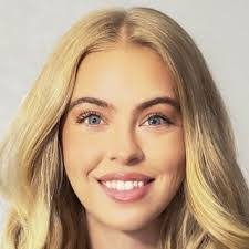 Aimee Manis's Instagram, Twitter & Facebook