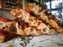 Si prepara in pochissimo tempo, si sporcano soltanto una forchetta e una ciotola e si impiegano max 15 minuti!! Pizza Con Salsiccia Di Cancellara E Cardoncelli Di Gabriele Bonci