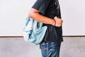 Cati dintre voi, daca ati fi trecut pe langa omul asta. Bacalaureat 2020 Reconstituit De Un Elev De Clasa Xii A Pentru Ministrul EducaÅ£iei Pas Cu Pas MÄƒ Simt Ca George Bacovia In Poezia LacustrÄƒ Edupedu Ro