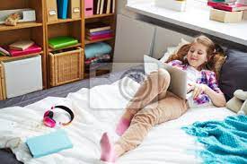 Es wurden keine gegenteile gefunden. Hubsche Schulmadchen Auf Ihrem Bett Liegen Laptop Halten Und Fototapete Fototapeten Teenager Sms Computer Myloview De