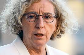 #covax en andere initiatieven volstaan niet, de eu moet de #tripswaiver steunen en politieke druk zetten om technologie & expertise maximaal te delen. Petra De Sutter Est La Premiere Ministre Transgenre De L Europe