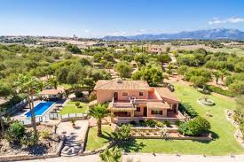 It´s unique history or moorish architecture and stone built villages is inviting to any traveller. Finca Mallorca Mit Spielplatz Kinderfreundlich 4 Voll Klimatisierte Schlafzimmer Chillout Bereich Grill Tischtennisplatte Viel Rasen Und Tieren