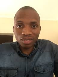 Nevus sebáceo cerebriforme. Esta lesión cuero cabelludo congénita es  consistente con el diagnóstico de nevus sebáceo cerebriforme. Es un  hamartoma sebáceo caracterizado por hiperplasia epidérmica papilomatosa con  un gran número de glándulas