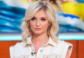 लव आइलैंड स्टार एमी हार्ट को एयर होस्टेस की नौकरी छोड़ने के लिए मजबूर किया  गया | मेट्रो न्यूज़