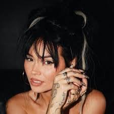 Stephanie Coelho's Instagram, Twitter & Facebook