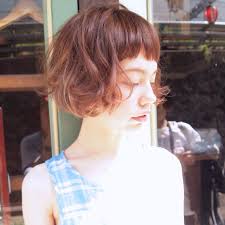 短めなボブとショートバング カットでフレンチな柔らかい質感を ボブパーマ パーマ ショートボブ ママ 髪型