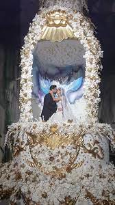 Thank you for letting sugar pot be a part of your big day. Lebanese Weddings Cutting The Biggest Cake In The World While Being Inside Of It Facebook