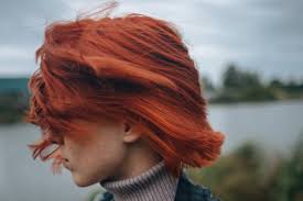 Il rosso è un colore molto gettonato, ma i capelli rossi a chi stanno bene davvero? Capelli Rossi A Chi Stanno Bene E Quale Tonalita Scegliere Contestarockhair