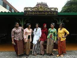 Hi guys, untuk memperingati hari kartini aku sengaja bikin vlog dengan mengenakan kebaya dan berkeliling downtown vancouver untuk memperkenalkan budaya indonesia. Mengenal Kebaya Baju Yang Banyak Dipakai Saat Hari Kartini