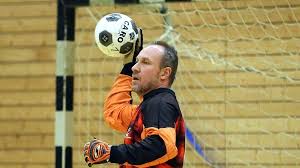 In zentraler position im strafraum will ein stürmer den ball ungehindert aufs tor schießen (klare. Der Grosse Wurf Torwart Trifft Per Abwurf